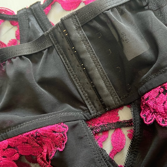 Torrid TWO TONE FLORAL FUCHSIA EMBROIDERED MESH BODYSUIT Size 2X - Picture 6 of 14